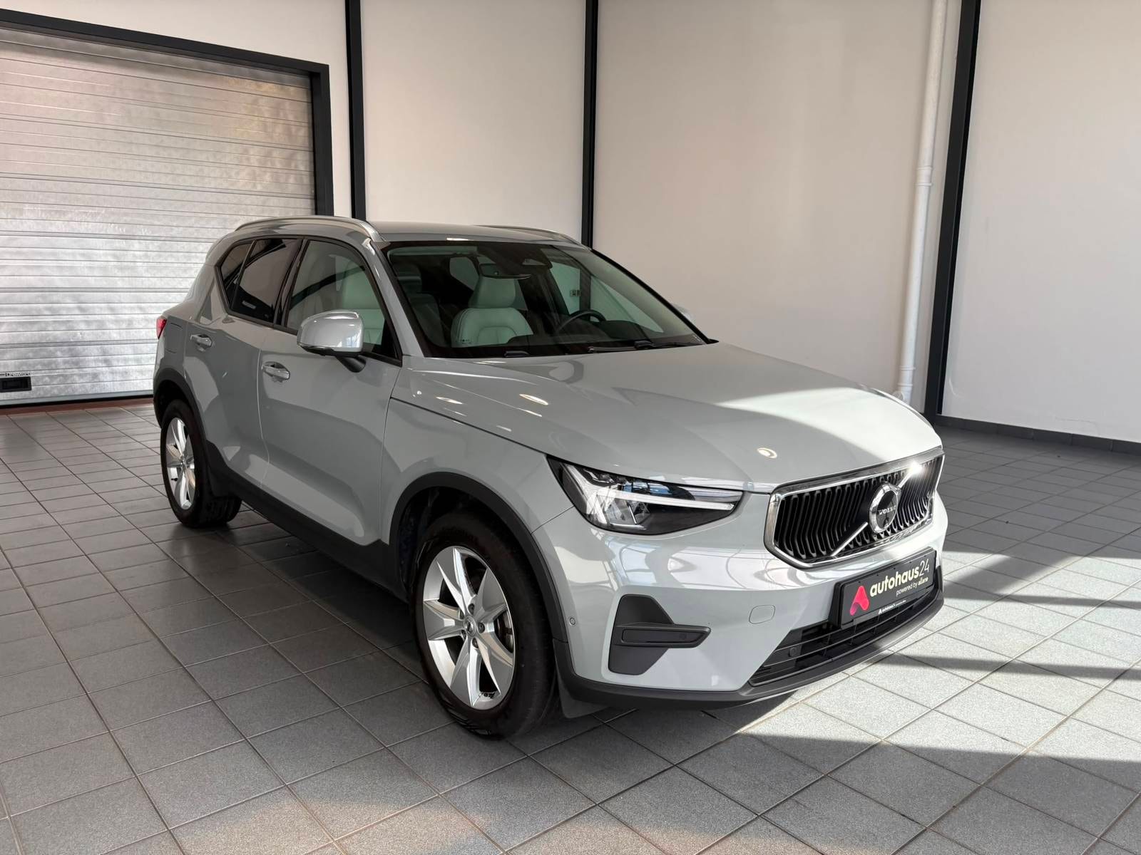 Volvo XC40 SUV / Crossover / Geländewagen VOLVO XC40 B3 Core DCT Sports Utility Vehicle #1