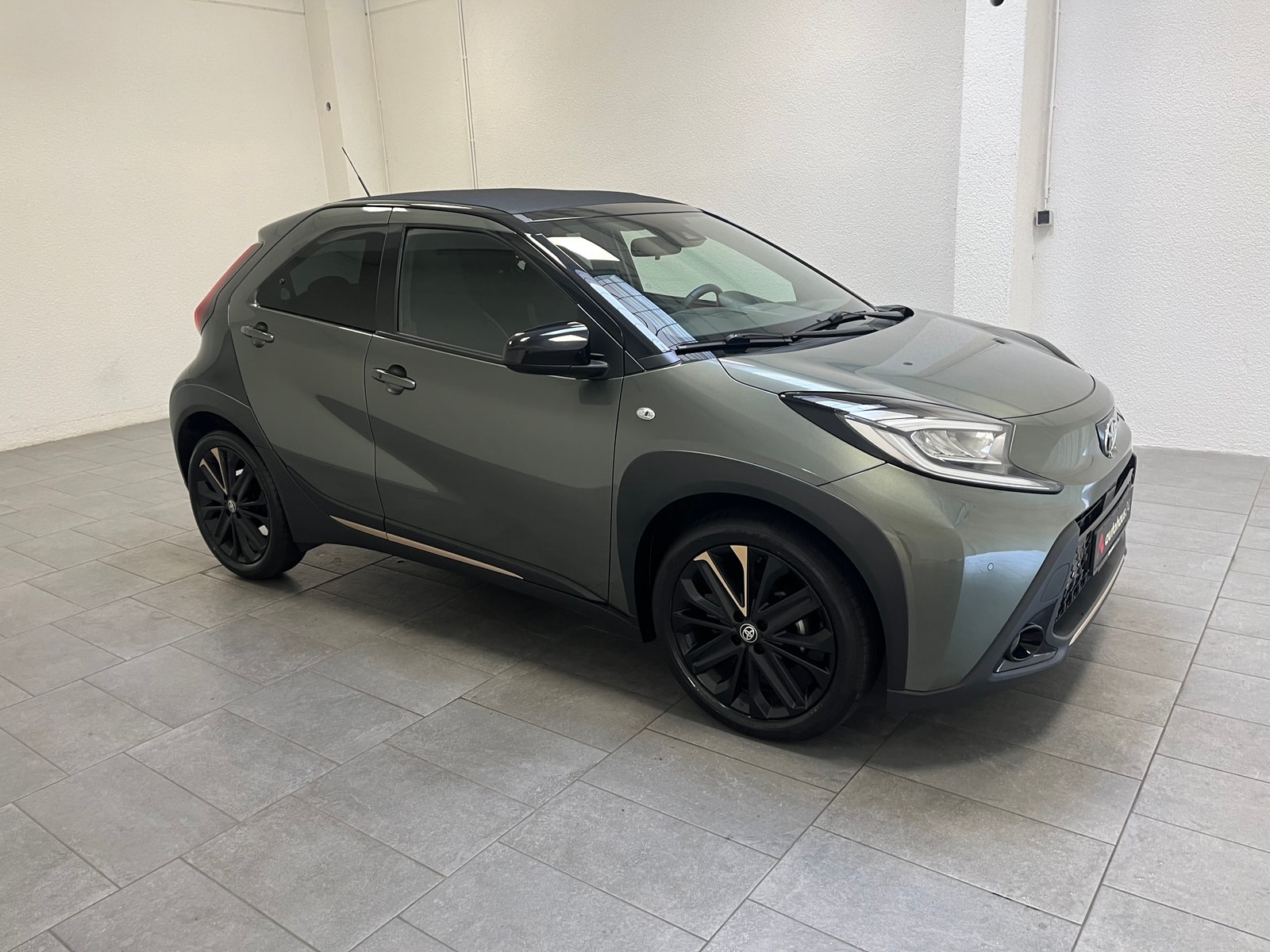 Toyota AYGO Limousine TOYOTA Aygo X 1.0-l-VVT-i Air Style Sports Utility Vehicle #1