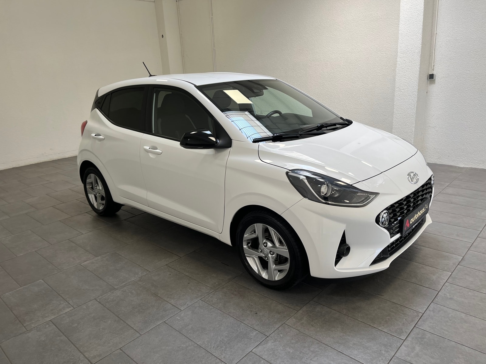 Hyundai i10 Limousine HYUNDAI i10 1.0 Connect & Go Schräghecklimousine #1