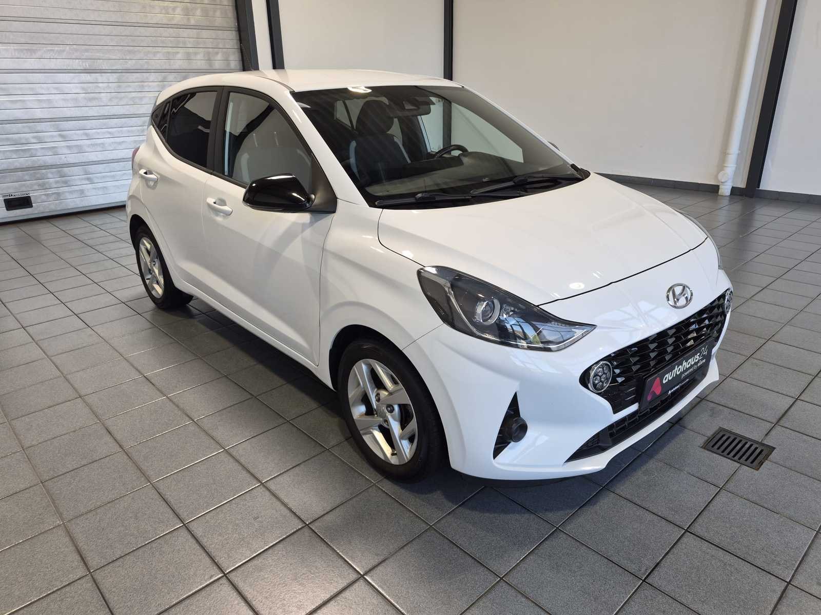 Hyundai i10 Limousine HYUNDAI i10 1.0 Connect & Go Schräghecklimousine #1