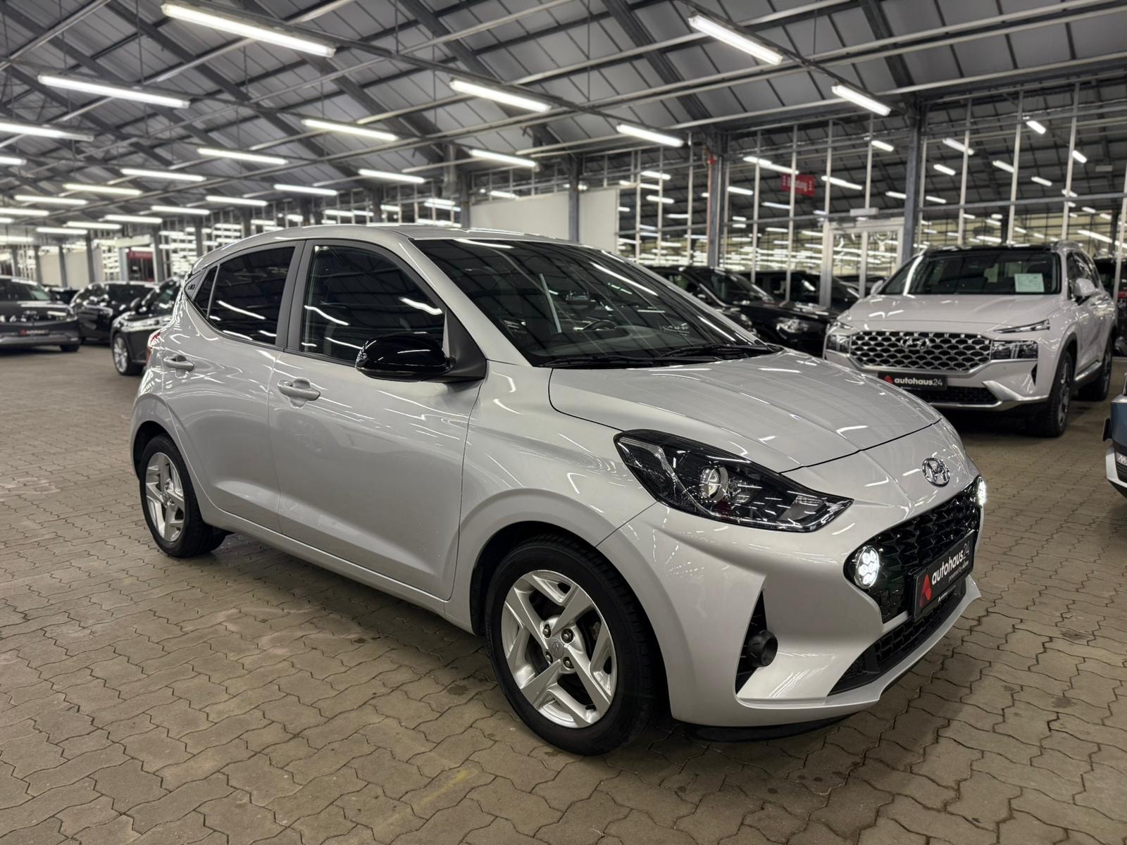 Hyundai i10 Limousine HYUNDAI i10 1.0 Connect & Go Schräghecklimousine #1