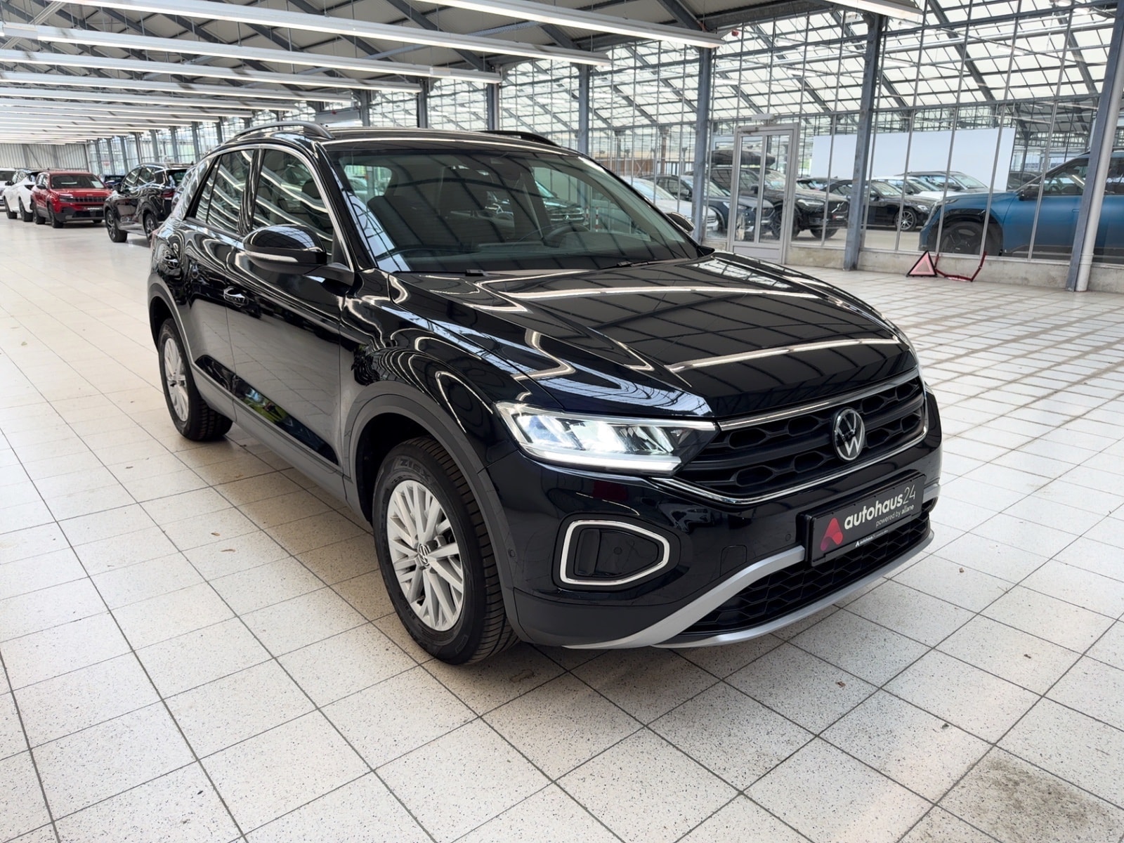 Volkswagen T-Roc SUV / Crossover / Geländewagen VOLKSWAGEN T-Roc 1.5 TSI OPF DSG Life Sports Utility Vehicle #1
