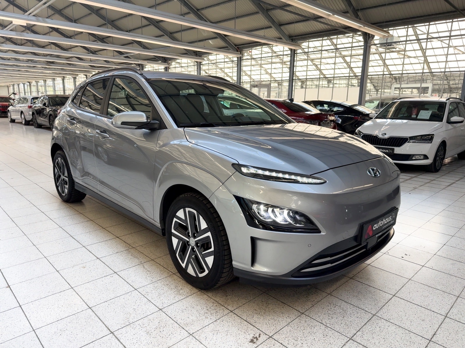 Hyundai Kona SUV / Crossover / Geländewagen HYUNDAI Kona ELEKTRO 150kW Select-Paket Sports Utility Vehicle #1