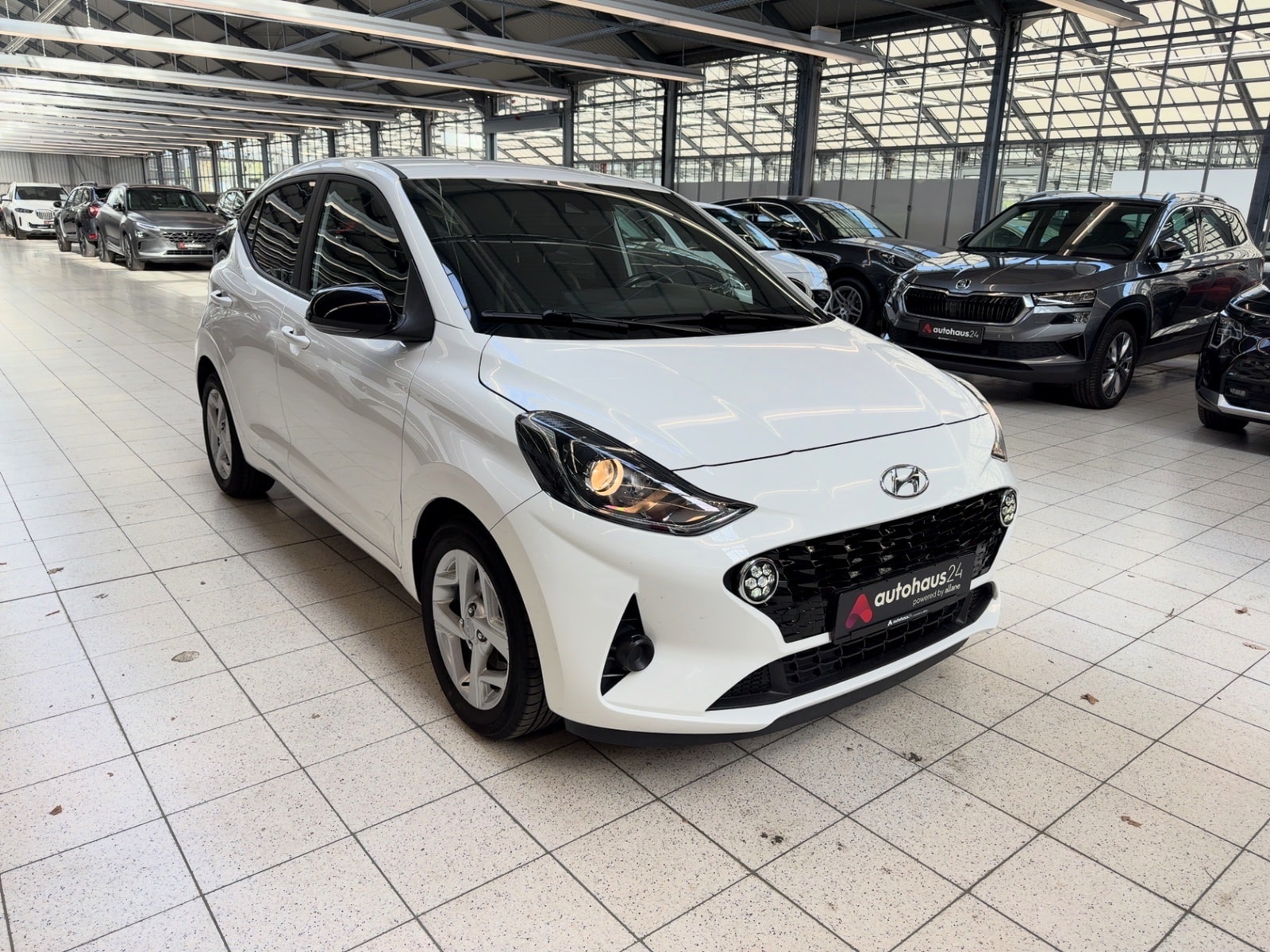 Hyundai i10 Limousine HYUNDAI i10 1.0 Connect & Go Schräghecklimousine #1