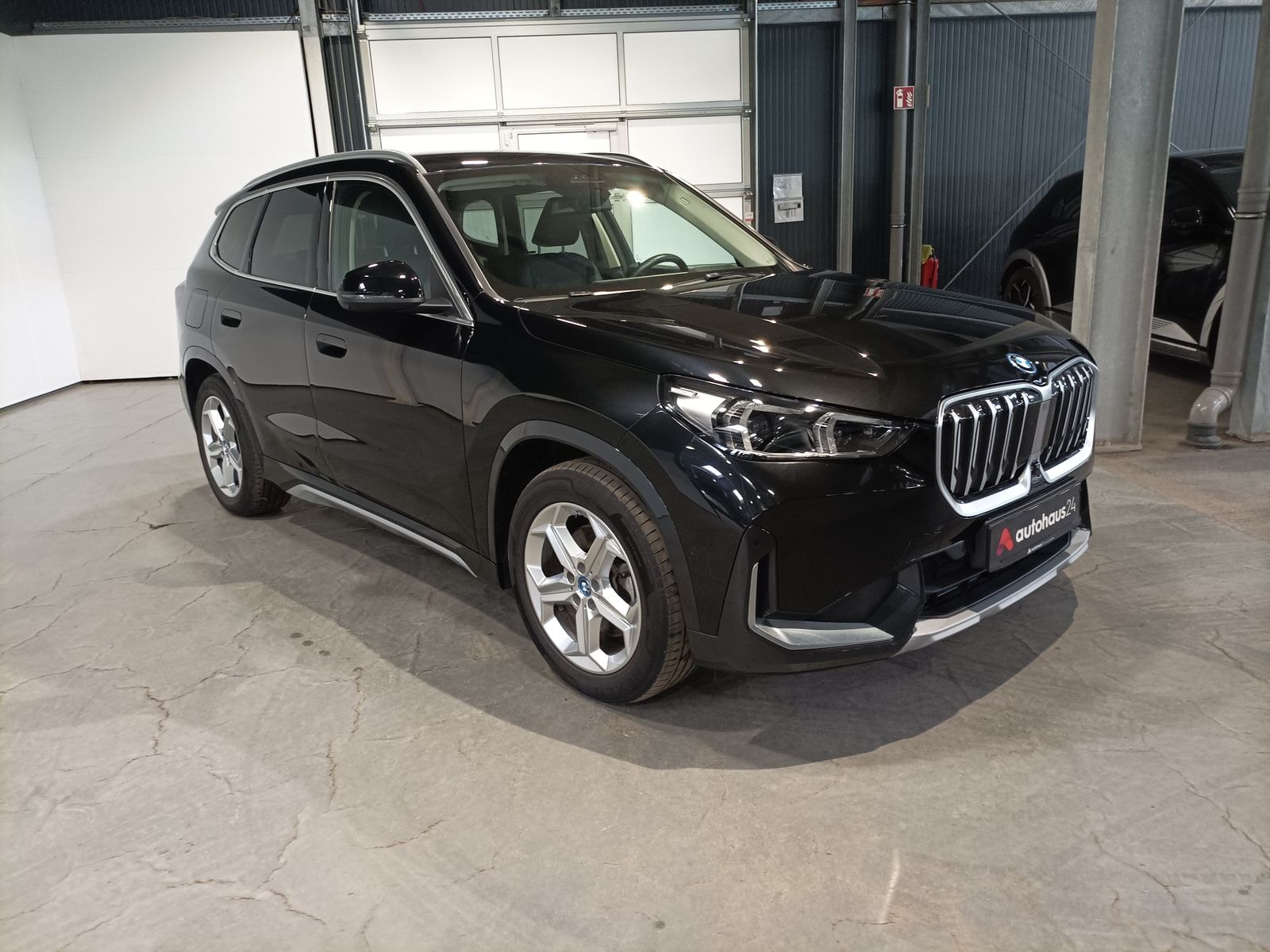 BMW iX1 SUV / Crossover / Geländewagen BMW iX1 xDrive30 Sports Utility Vehicle #1