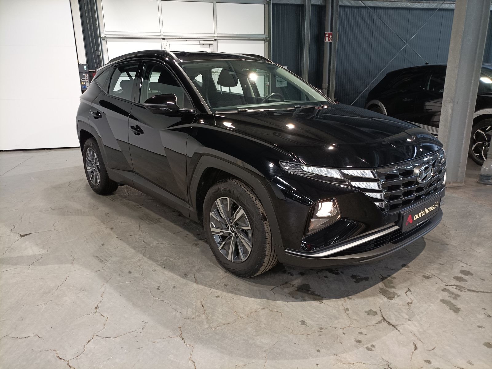 Hyundai Tucson SUV / Crossover / Geländewagen HYUNDAI Tucson 1.6 T-GDI Select Sports Utility Vehicle #1