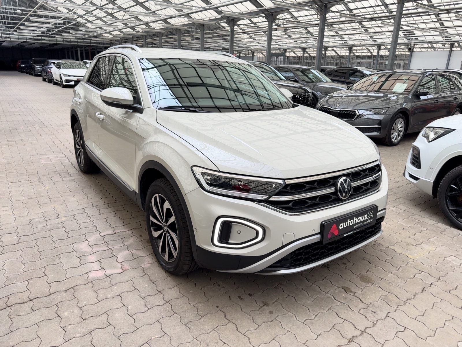 Volkswagen T-Roc SUV / Crossover / Geländewagen VOLKSWAGEN T-Roc 2.0 TDI SCR DSG Style Sports Utility Vehicle #1