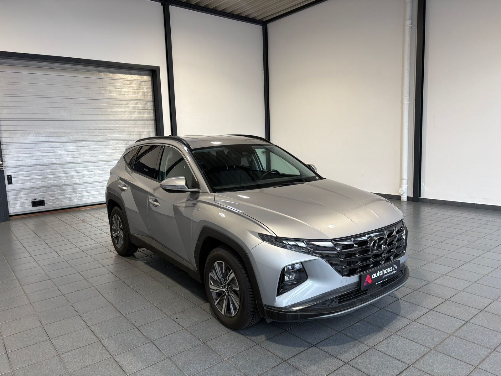 Hyundai Tucson SUV / Crossover / Geländewagen HYUNDAI Tucson 1.6 CRDi 100kW 48V Select DCT Sports Utility Vehicle #1