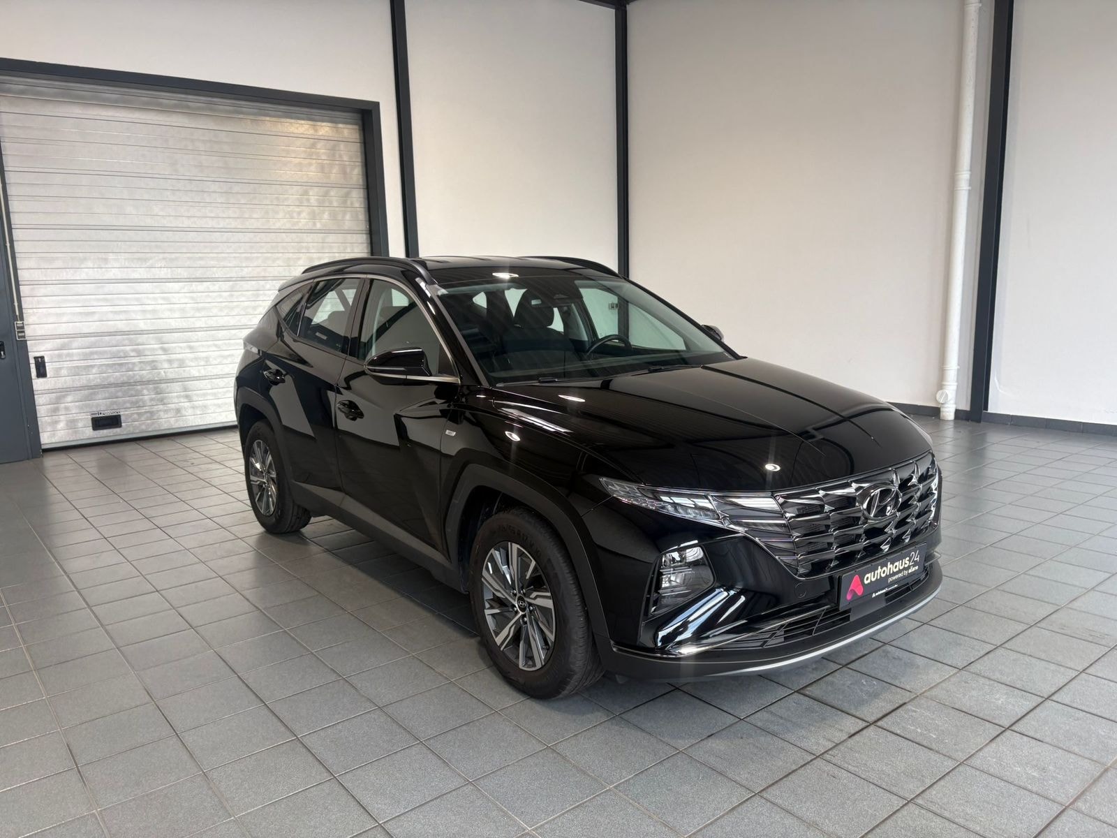Hyundai Tucson SUV / Crossover / Geländewagen HYUNDAI Tucson 1.6 T-GDI 48V Select DCT Sports Utility Vehicle #1