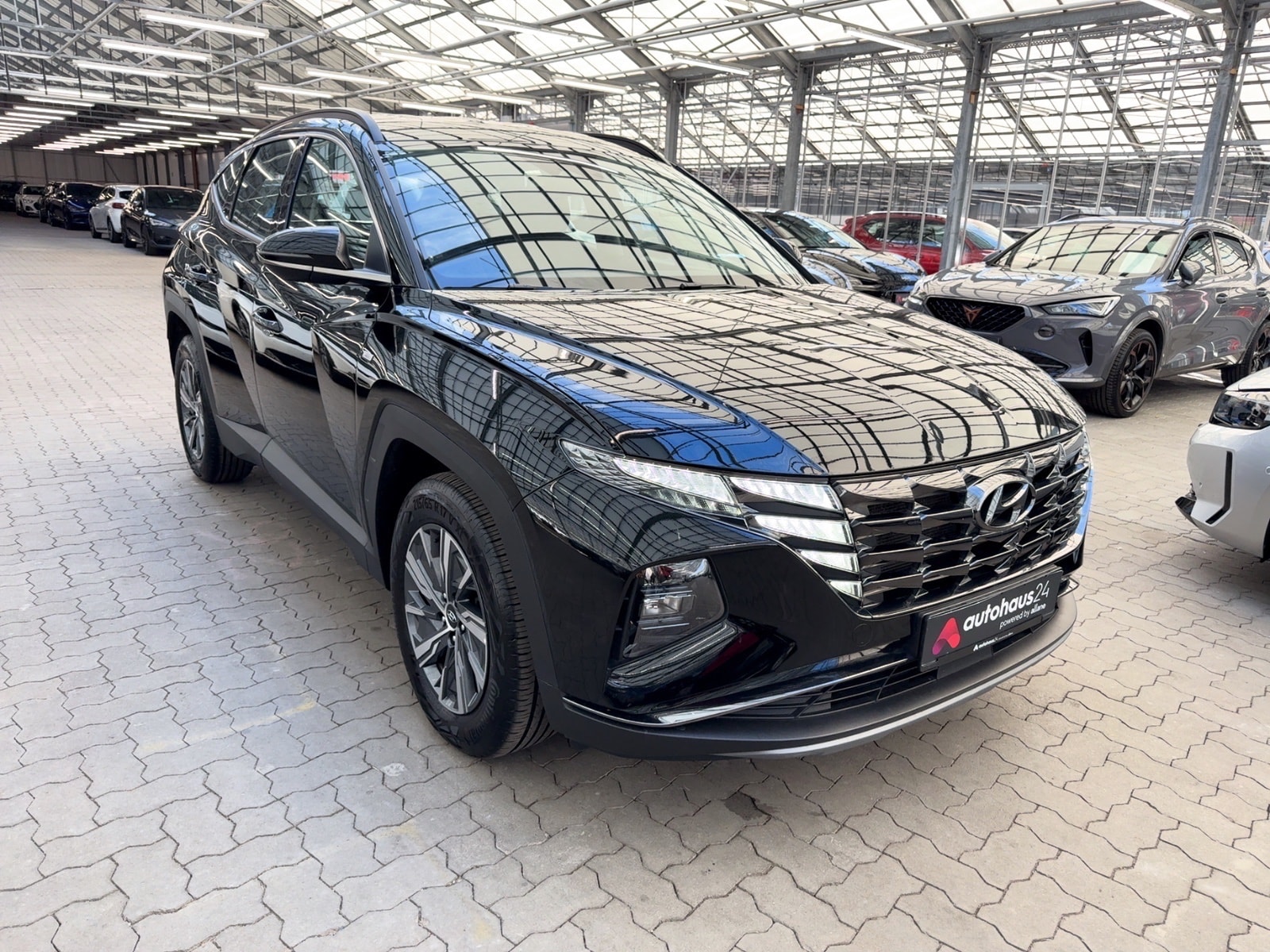 Hyundai Tucson SUV / Crossover / Geländewagen HYUNDAI Tucson 1.6 T-GDI 48V Select DCT Sports Utility Vehicle #1