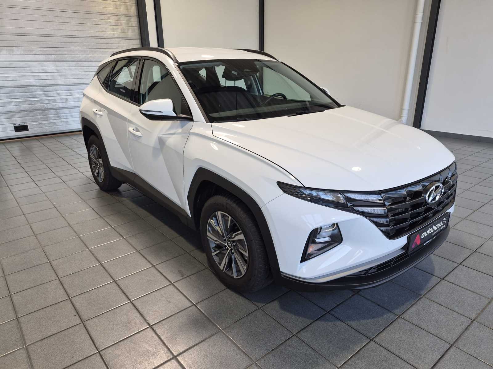 Hyundai Tucson SUV / Crossover / Geländewagen HYUNDAI Tucson 1.6 T-GDI Select Sports Utility Vehicle #1