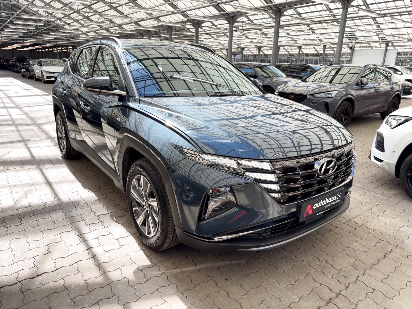 Hyundai Tucson SUV / Crossover / Geländewagen HYUNDAI Tucson 1.6 T-GDI 48V Select DCT Sports Utility Vehicle #1