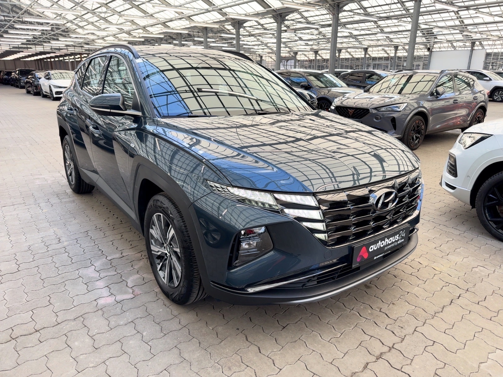 Hyundai Tucson SUV / Crossover / Geländewagen HYUNDAI Tucson 1.6 T-GDI 48V Select DCT Sports Utility Vehicle #1