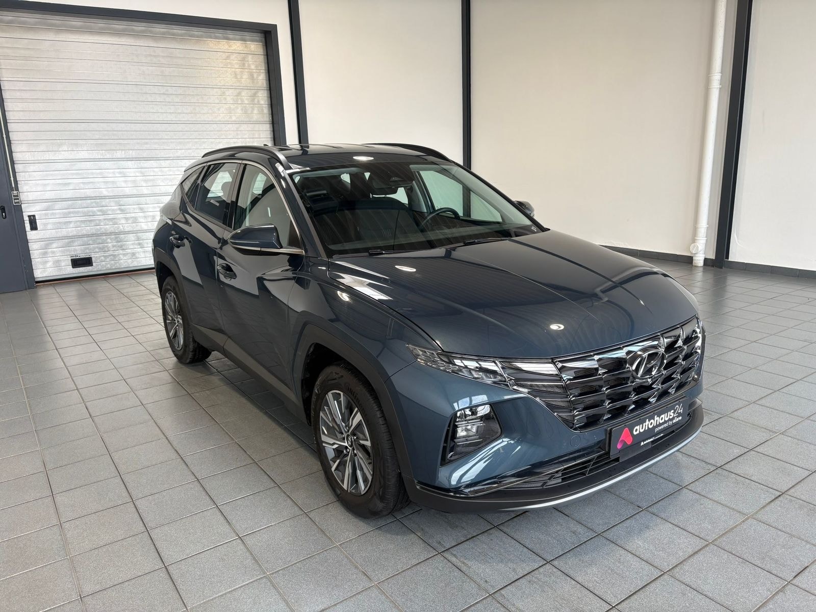 Hyundai Tucson SUV / Crossover / Geländewagen HYUNDAI Tucson 1.6 T-GDI Select Sports Utility Vehicle #1