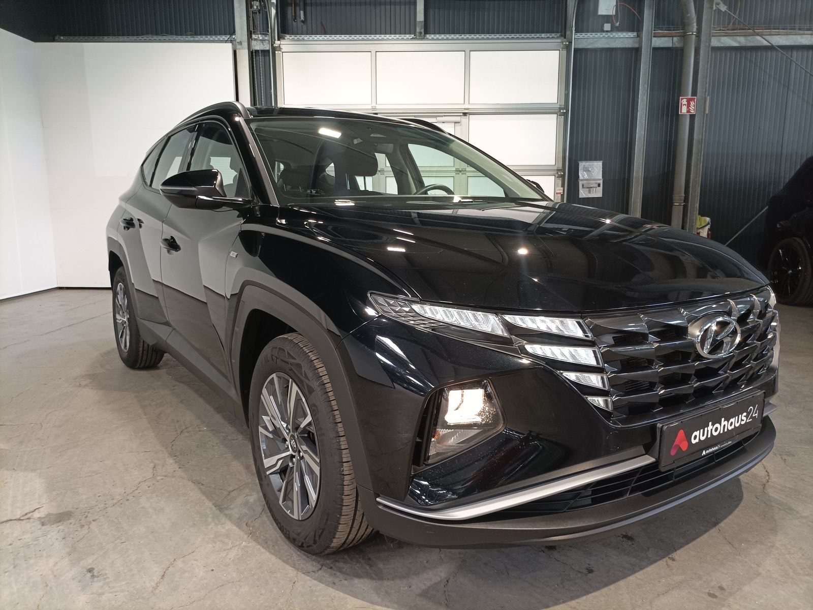 Hyundai Tucson SUV / Crossover / Geländewagen HYUNDAI Tucson 1.6 T-GDI 48V Select DCT Sports Utility Vehicle #1