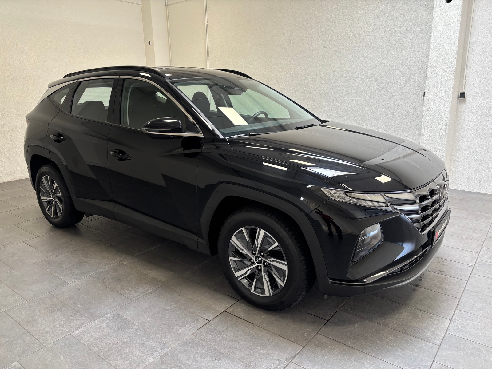 Hyundai Tucson SUV / Crossover / Geländewagen HYUNDAI Tucson 1.6 T-GDI Select Sports Utility Vehicle #1