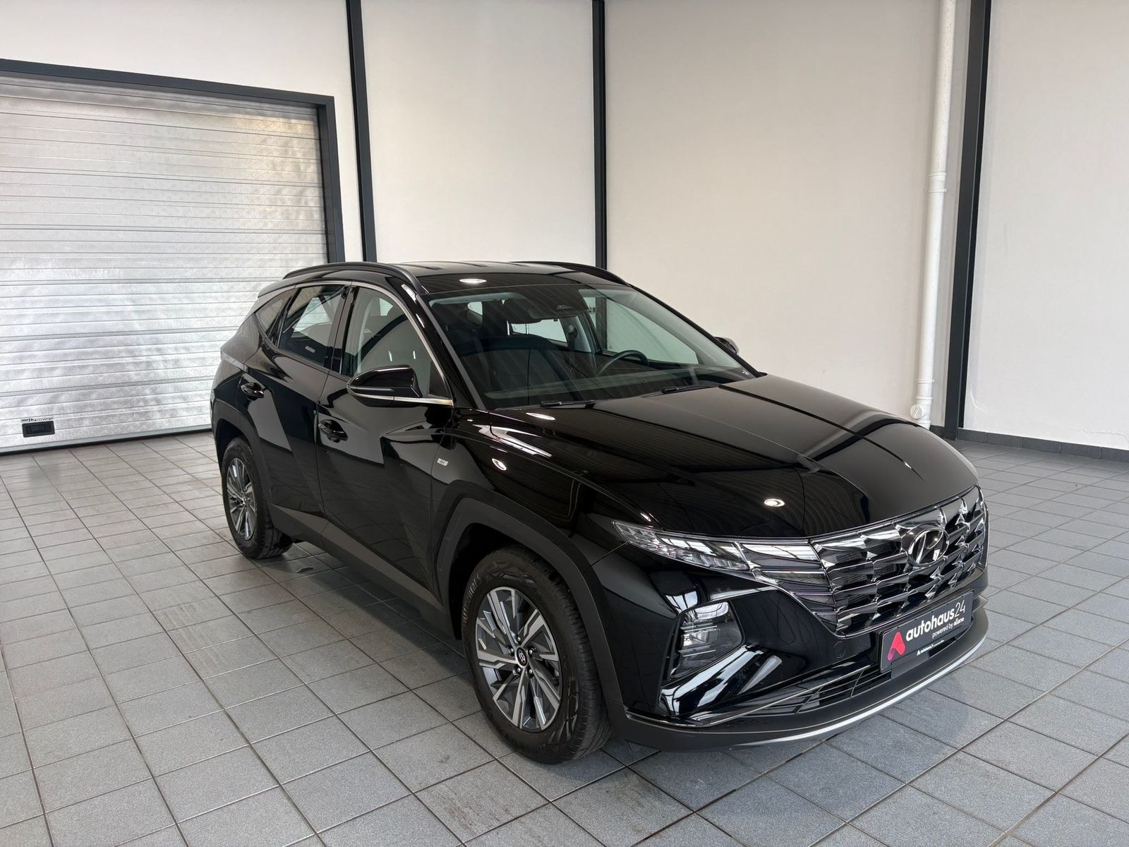 Hyundai Tucson SUV / Crossover / Geländewagen HYUNDAI Tucson 1.6 T-GDI 48V Select DCT Sports Utility Vehicle #1