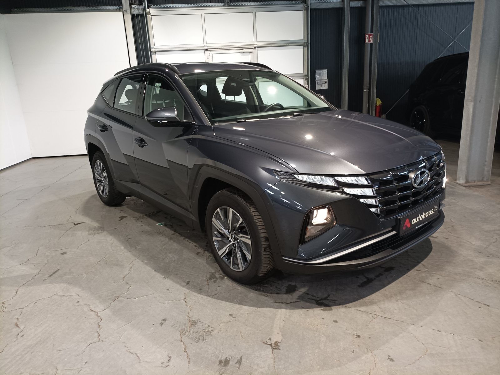 Hyundai Tucson SUV / Crossover / Geländewagen HYUNDAI Tucson 1.6 T-GDI 48V Select Sports Utility Vehicle #1
