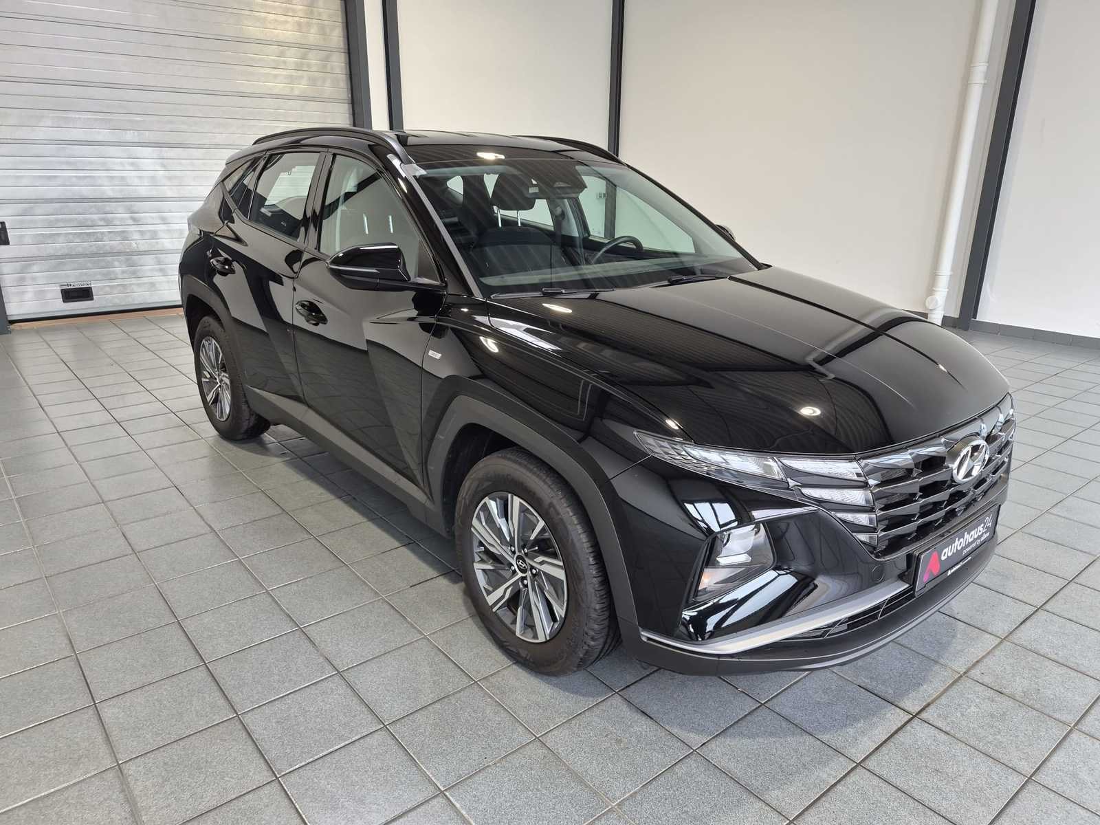 Hyundai Tucson SUV / Crossover / Geländewagen HYUNDAI Tucson 1.6 T-GDI 48V Select DCT Sports Utility Vehicle #1