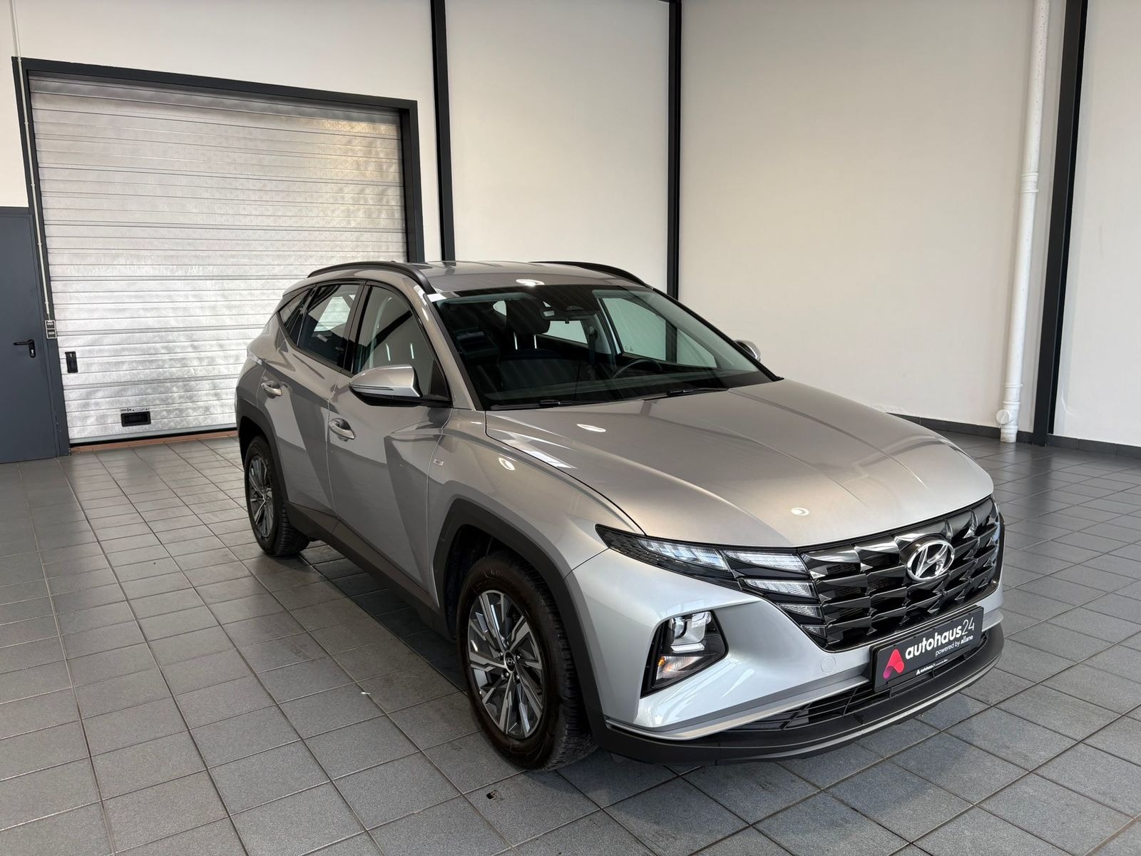 Hyundai Tucson SUV / Crossover / Geländewagen HYUNDAI Tucson 1.6 T-GDI 48V Select DCT Sports Utility Vehicle #1