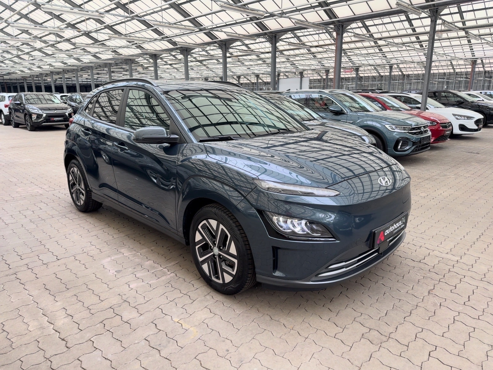 Hyundai Kona SUV / Crossover / Geländewagen HYUNDAI Kona ELEKTRO 150kW Select-Paket Sports Utility Vehicle #1