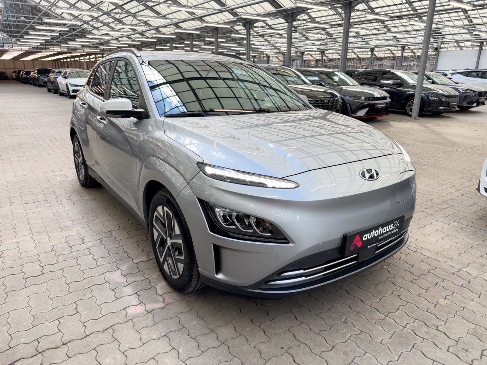 Hyundai Kona SUV / Crossover / Geländewagen HYUNDAI Kona ELEKTRO 150kW Select-Paket Sports Utility Vehicle #1