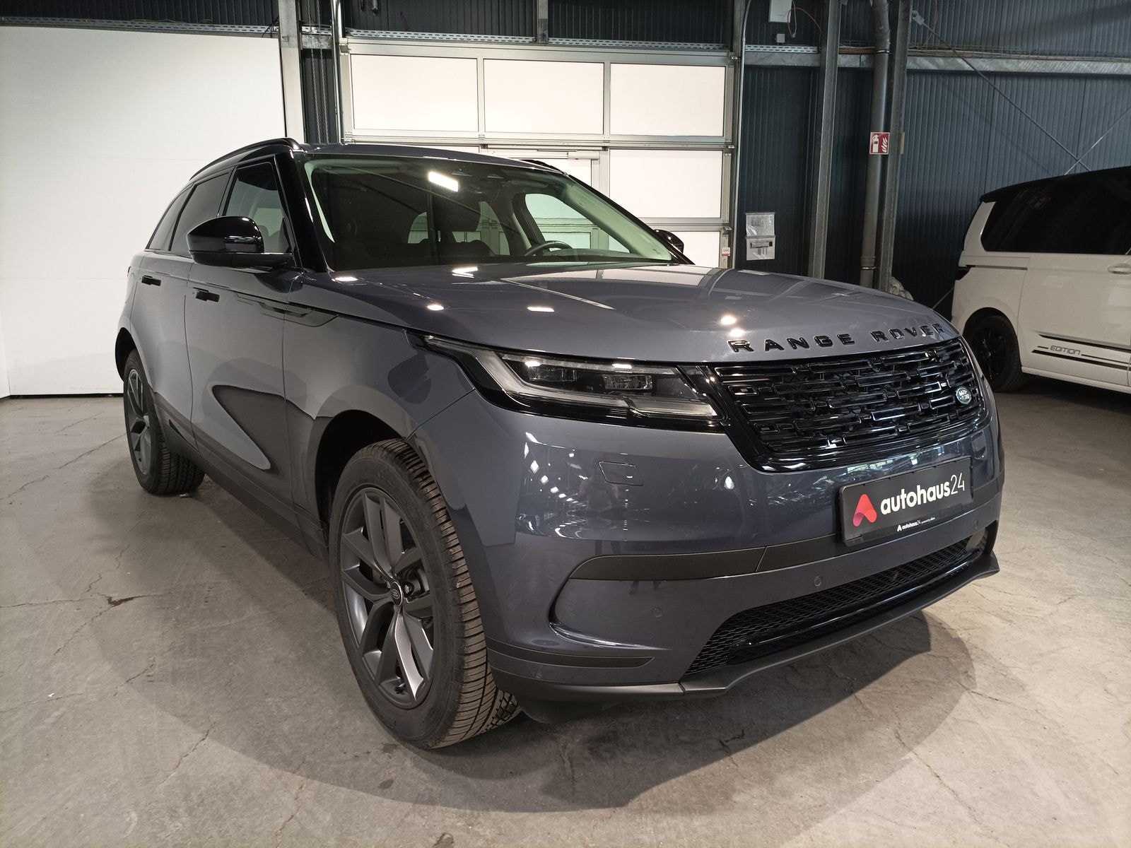 Land Rover Range Rover Velar SUV / Crossover / Geländewagen LAND ROVER Range Rover Velar 2.0 D200 S AWD Sports Utility Vehicle #1