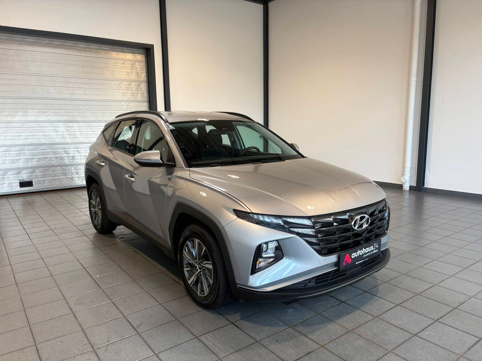 Hyundai Tucson SUV / Crossover / Geländewagen HYUNDAI Tucson 1.6 T-GDI 48V Select DCT Sports Utility Vehicle #1