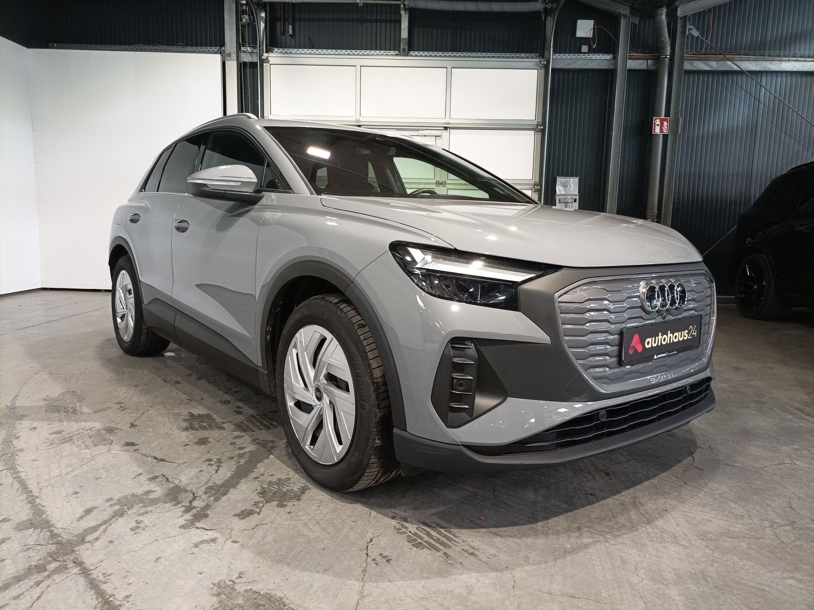 Audi Q4 e-tron SUV / Crossover / Geländewagen AUDI Q4 e-tron 45 e-tron Sports Utility Vehicle #1