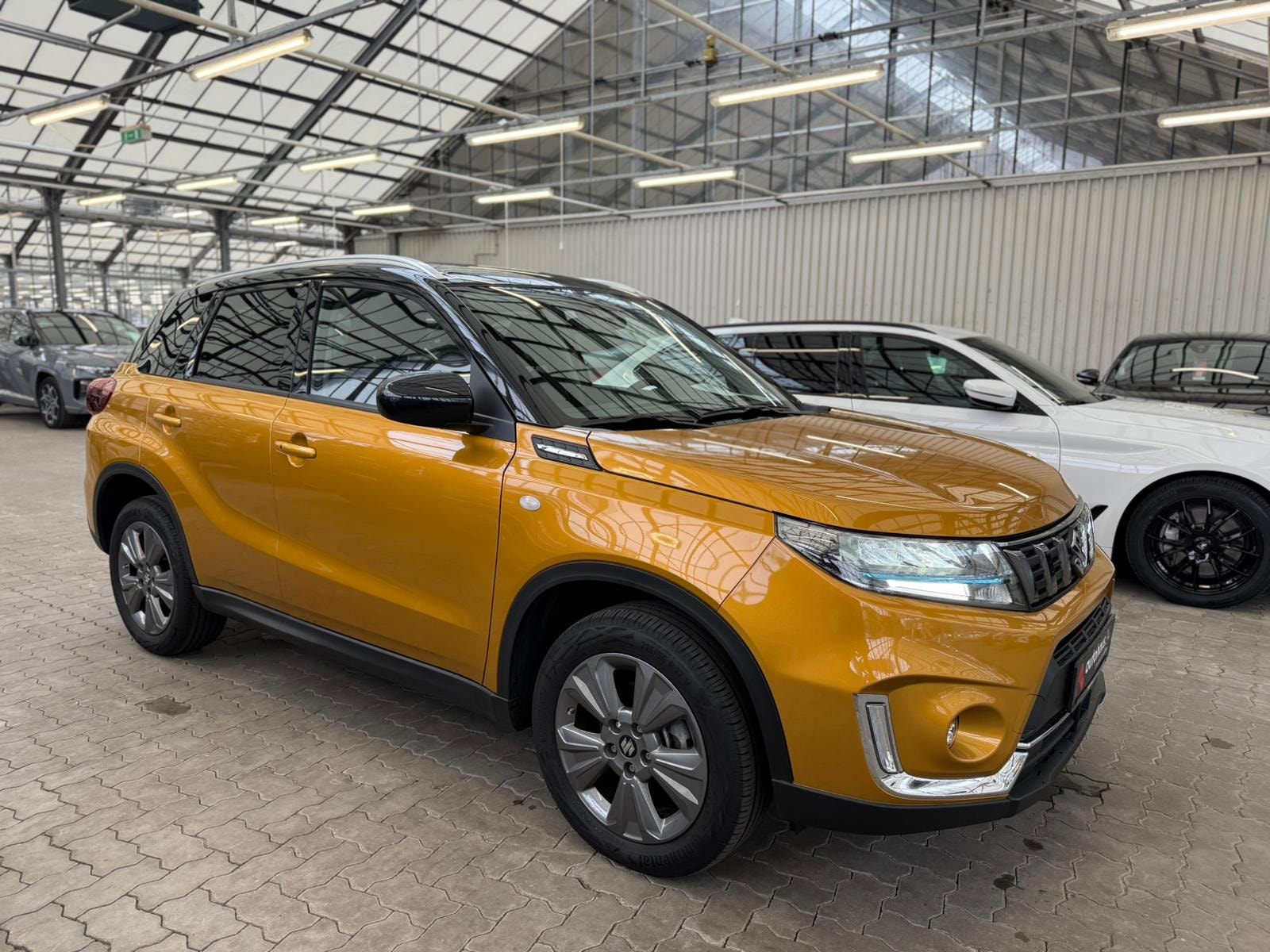 Suzuki Vitara Sonstige SUZUKI Vitara 1.5 DUALJET Hybrid Comfort AGS Allgrip Sports Utility Vehicle #1