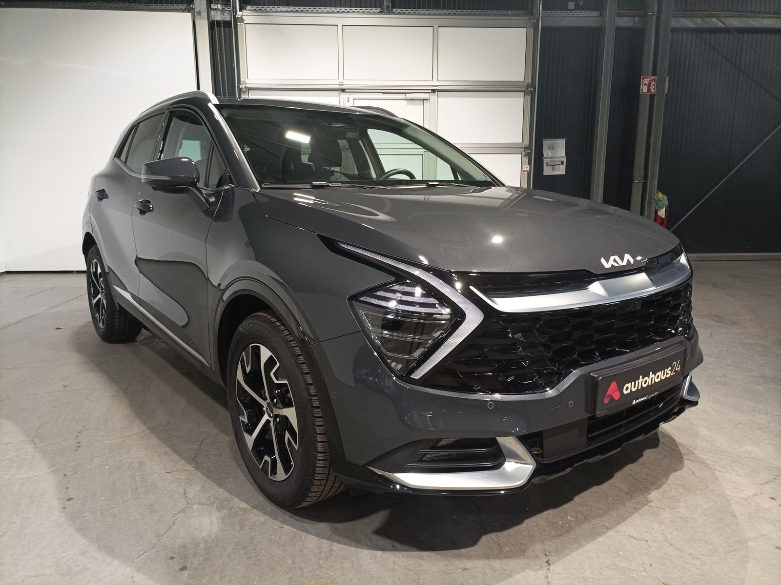 Kia Sportage SUV / Crossover / Geländewagen KIA Sportage 1.6 T-GDI Hybrid Spirit Auto AWD Sports Utility Vehicle #1