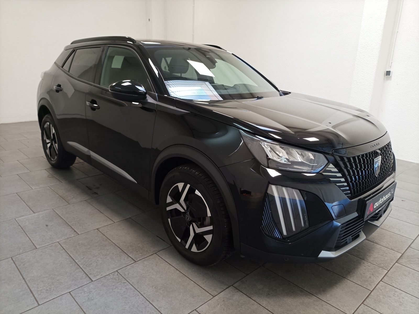 Peugeot 2008 SUV / Crossover / Geländewagen PEUGEOT 2008 PureTech 100 Allure Crossover #1