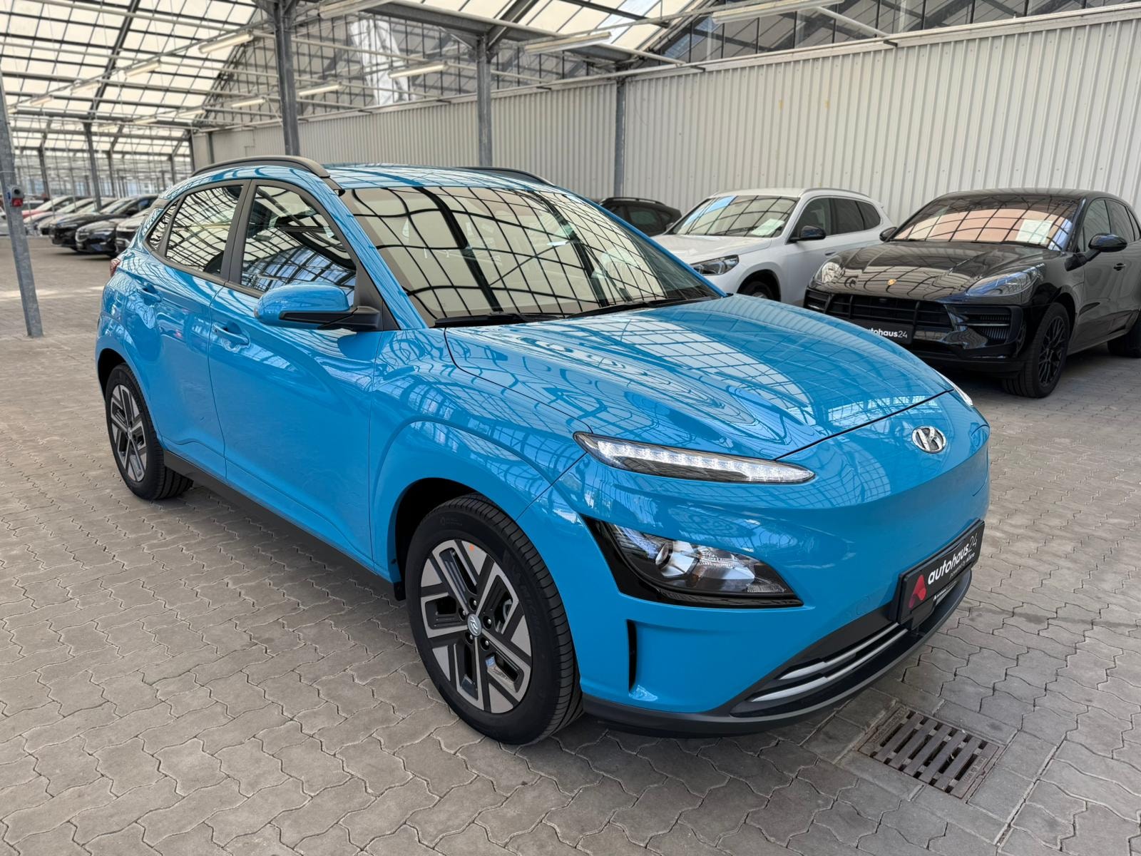 Hyundai Kona SUV / Crossover / Geländewagen HYUNDAI Kona ELEKTRO 100kW Sports Utility Vehicle #1