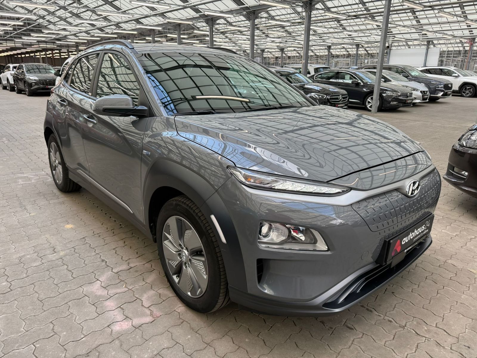 Hyundai Kona SUV / Crossover / Geländewagen HYUNDAI Kona ELEKTRO 100kW Sports Utility Vehicle #1