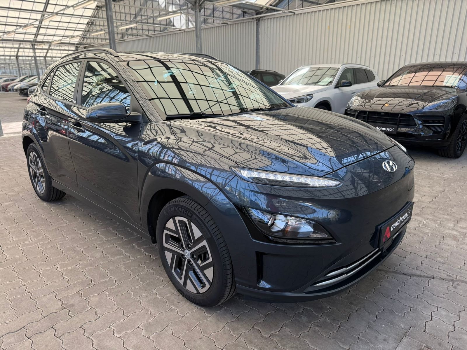 Hyundai Kona SUV / Crossover / Geländewagen HYUNDAI Kona ELEKTRO 100kW Sports Utility Vehicle #1