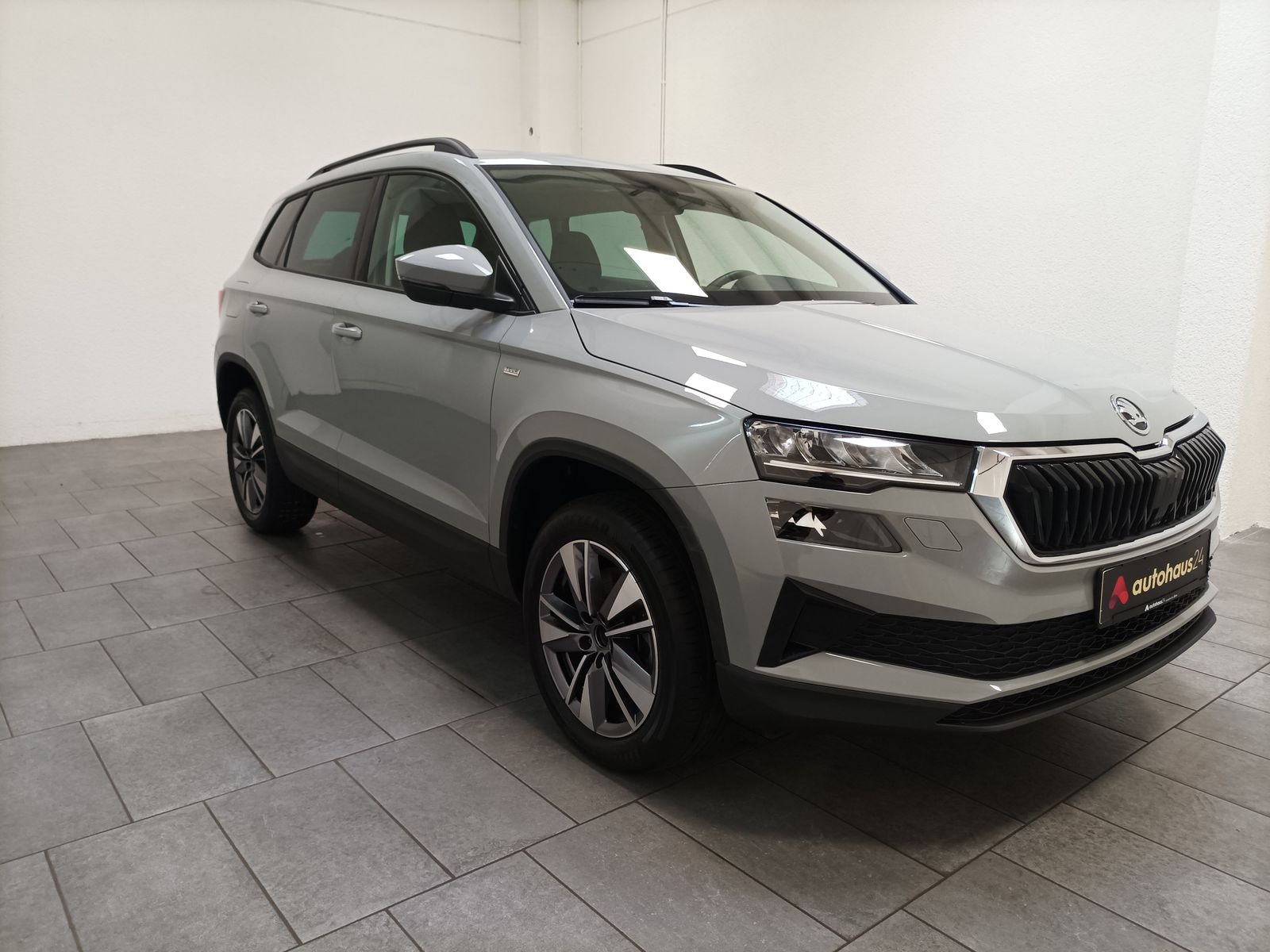 ŠKODA Karoq SUV / Crossover / Geländewagen SKODA Karoq 2.0l TDI 85kW ACTIVE Sports Utility Vehicle #1