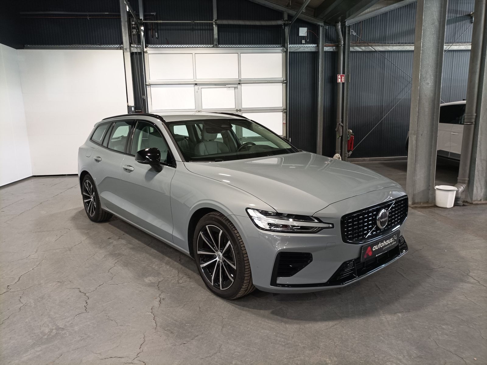 Volvo V60 Kombi VOLVO V60 T6 Recharge AWD Geartr. Inscript. Expres Kombi #1