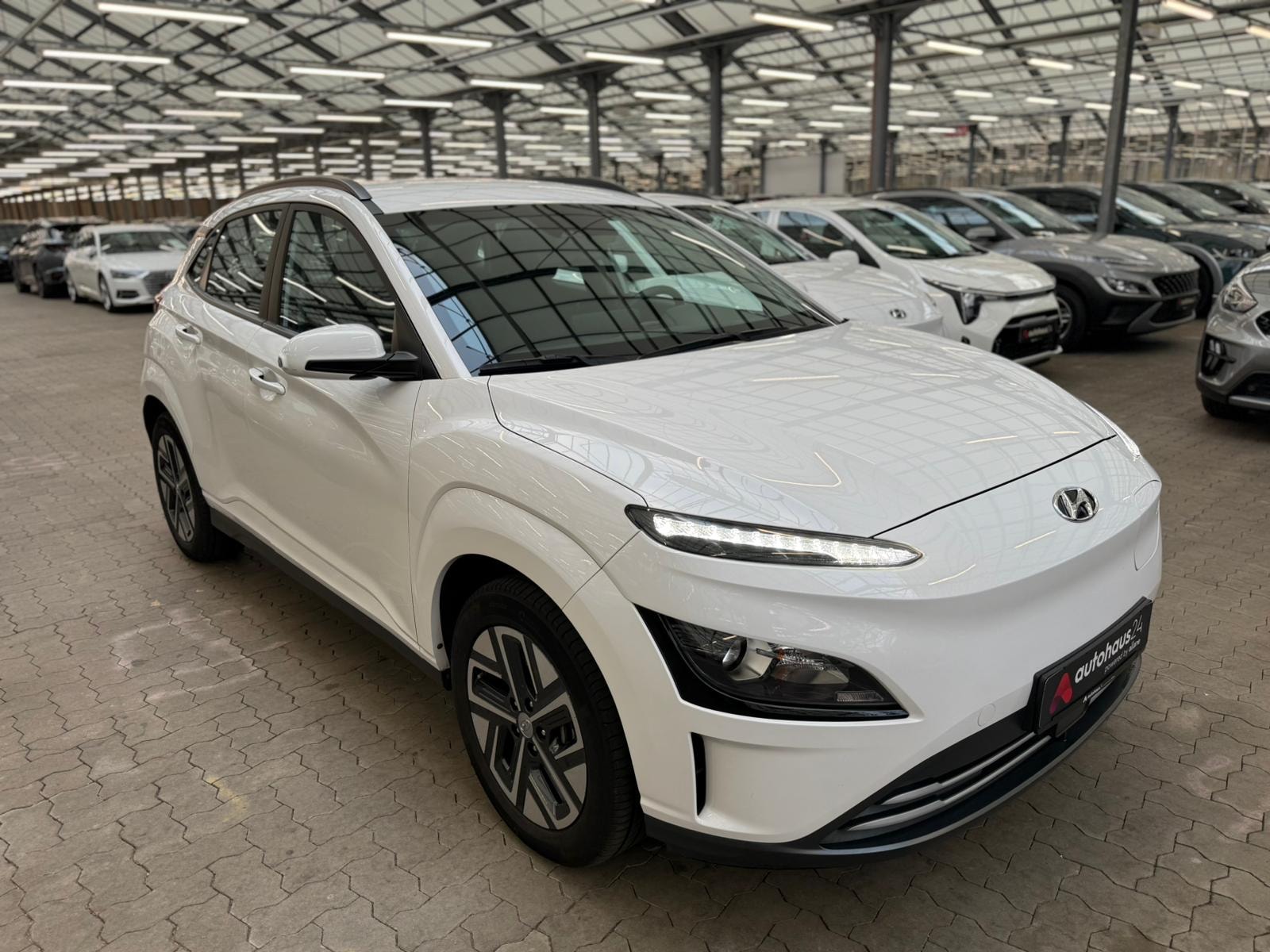 Hyundai Kona SUV / Crossover / Geländewagen HYUNDAI Kona ELEKTRO 100kW Sports Utility Vehicle #1