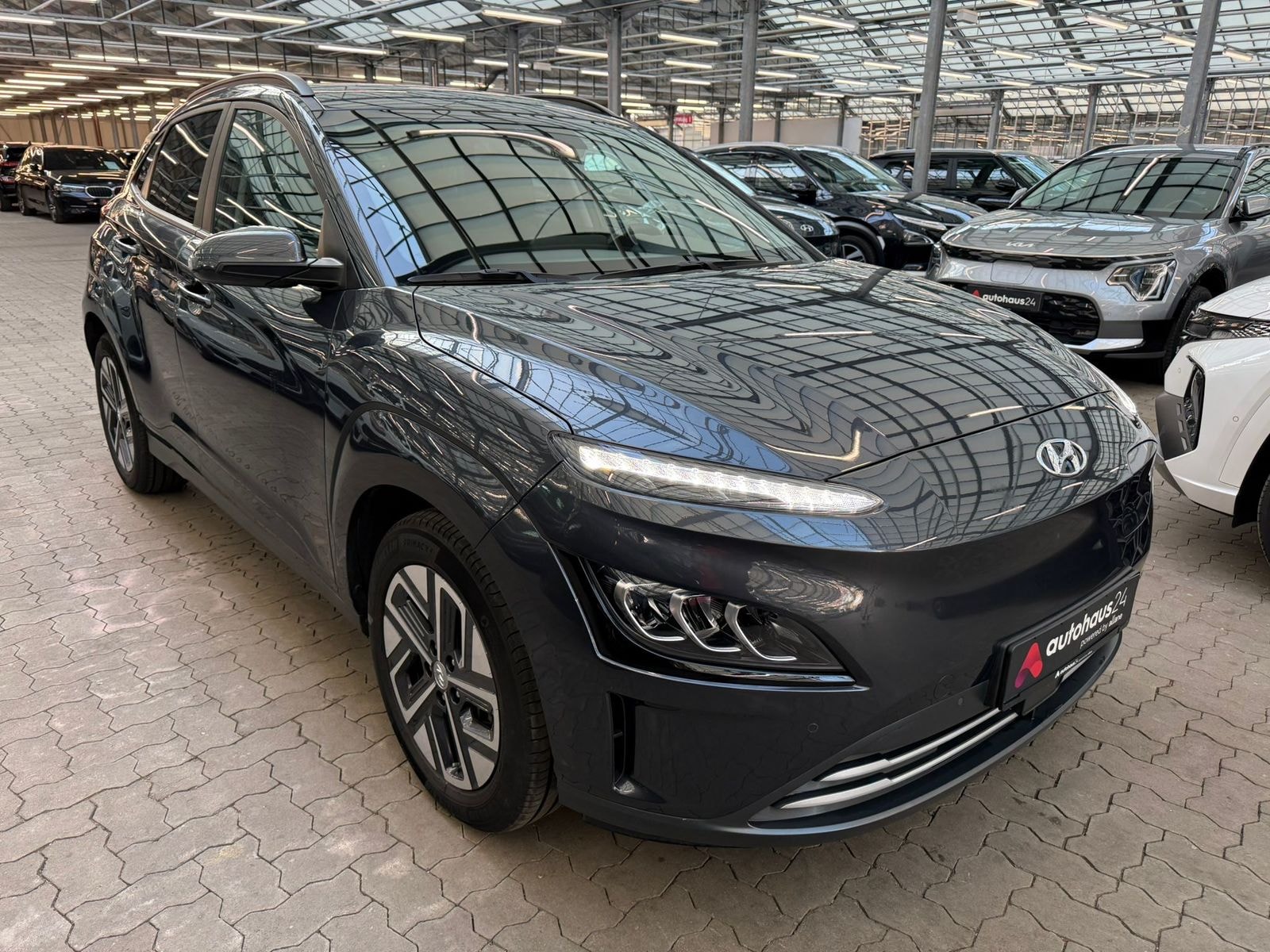 Hyundai Kona SUV / Crossover / Geländewagen HYUNDAI Kona ELEKTRO 100kW Sports Utility Vehicle #1