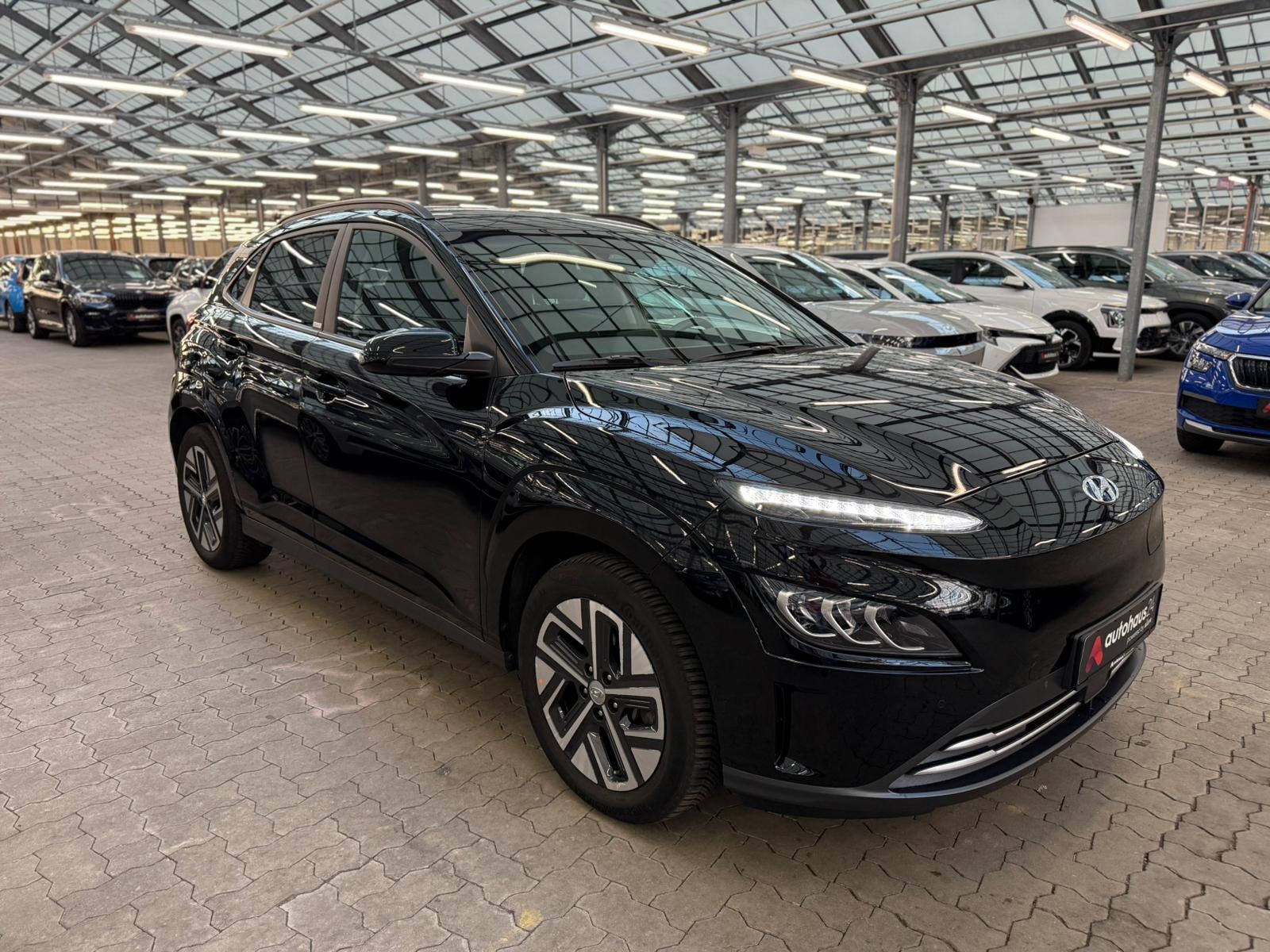 Hyundai Kona SUV / Crossover / Geländewagen HYUNDAI Kona ELEKTRO 100kW Sports Utility Vehicle #1