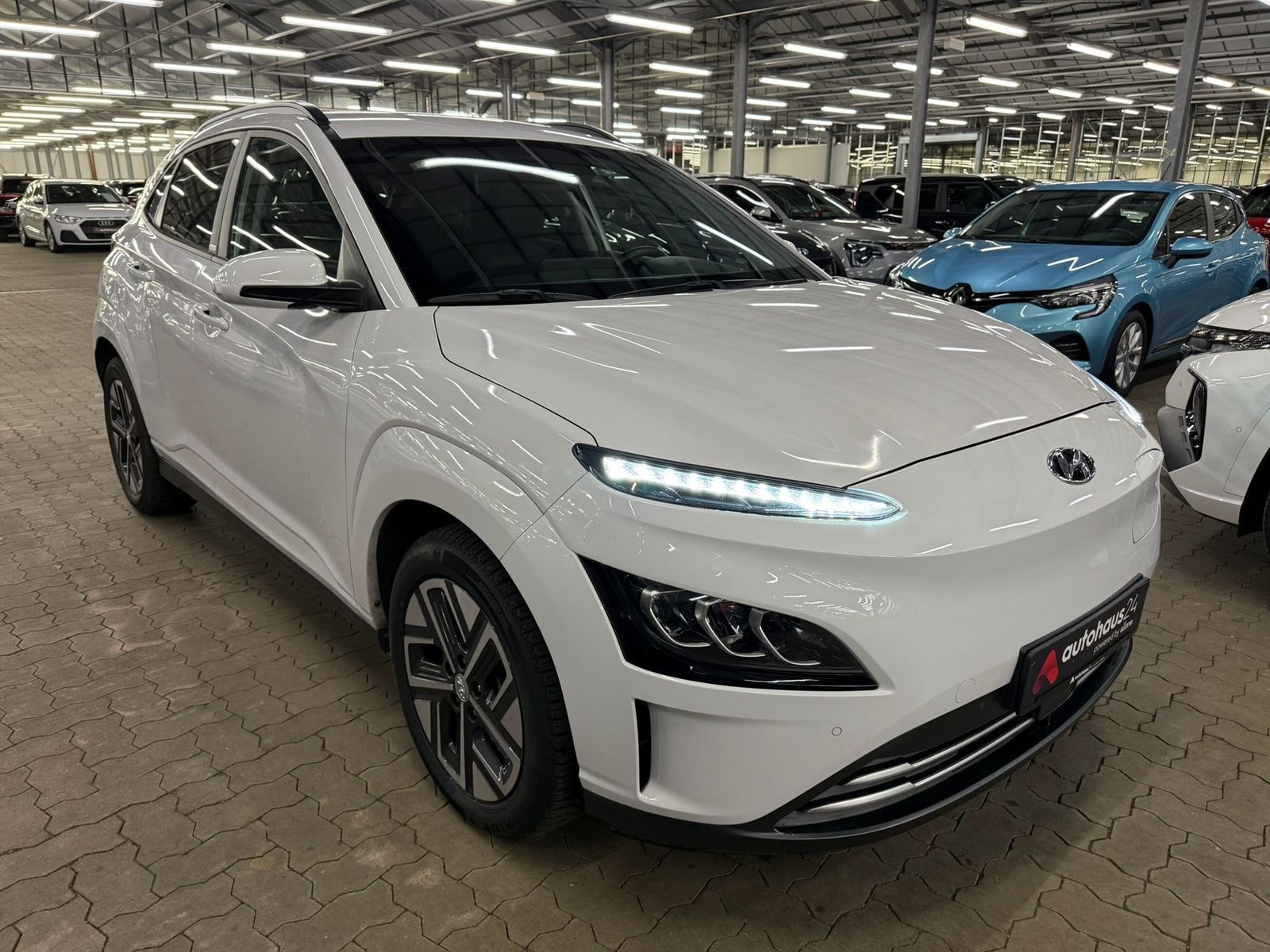 Hyundai Kona SUV / Crossover / Geländewagen HYUNDAI Kona ELEKTRO 100kW Sports Utility Vehicle #1
