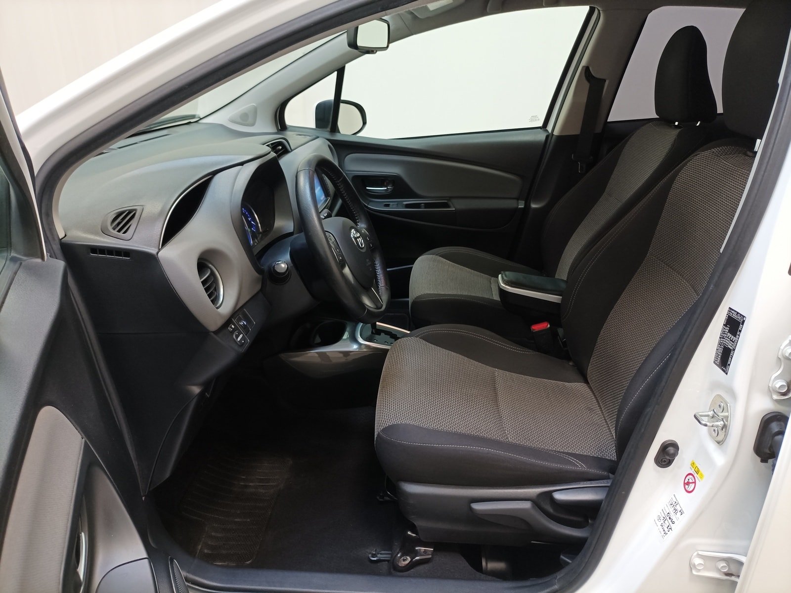 Toyota Yaris Limousine Yaris 1.5 VVT-i (Hybrid) Edition S #8