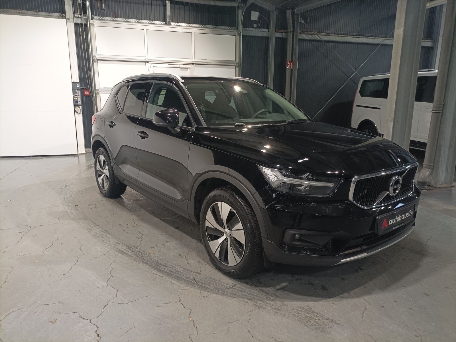 Volvo XC40 SUV / Crossover / Geländewagen VOLVO XC40 B4 Momentum DCT Sports Utility Vehicle #1