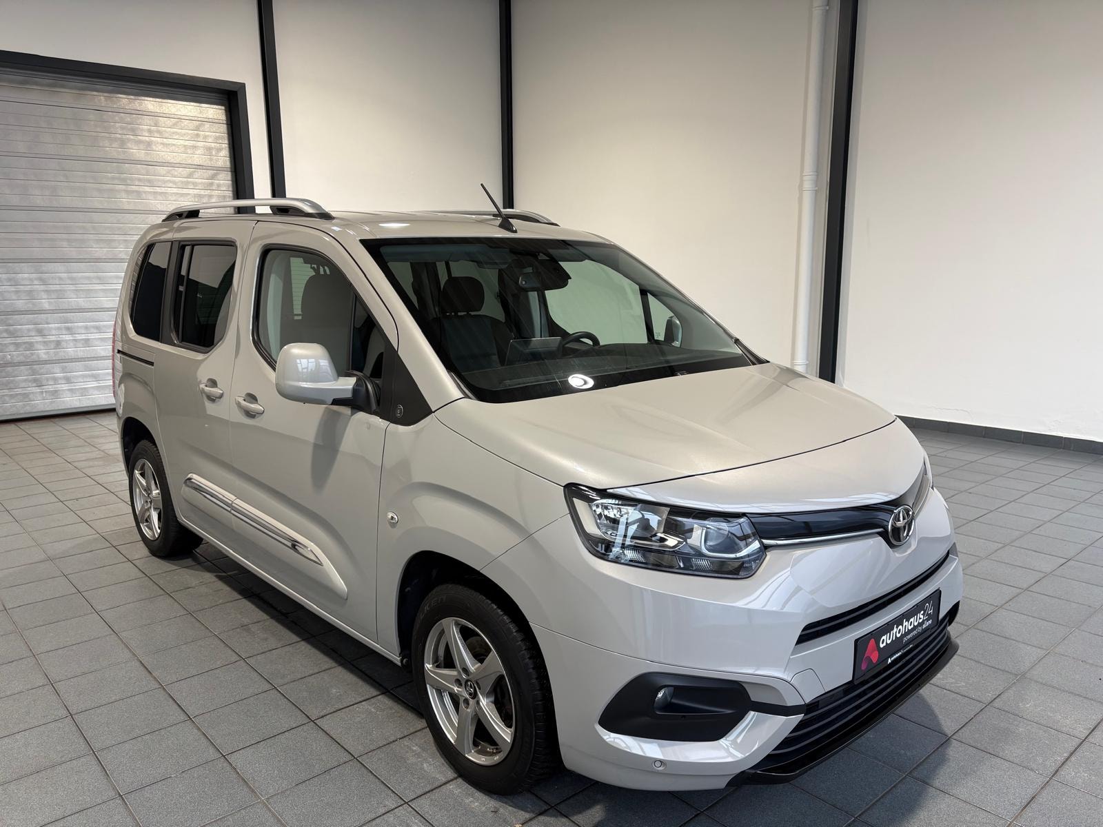 Toyota Proace Kleinbus / Van TOYOTA Proace City Verso 1,2-l-Turbo 81kW L1 Combi Kompaktvan #1