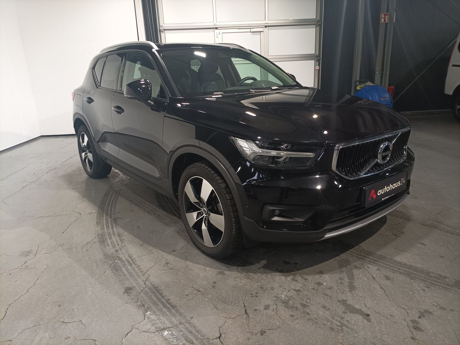 Volvo XC40 SUV / Crossover / Geländewagen VOLVO XC40 D3 Sports Utility Vehicle #1