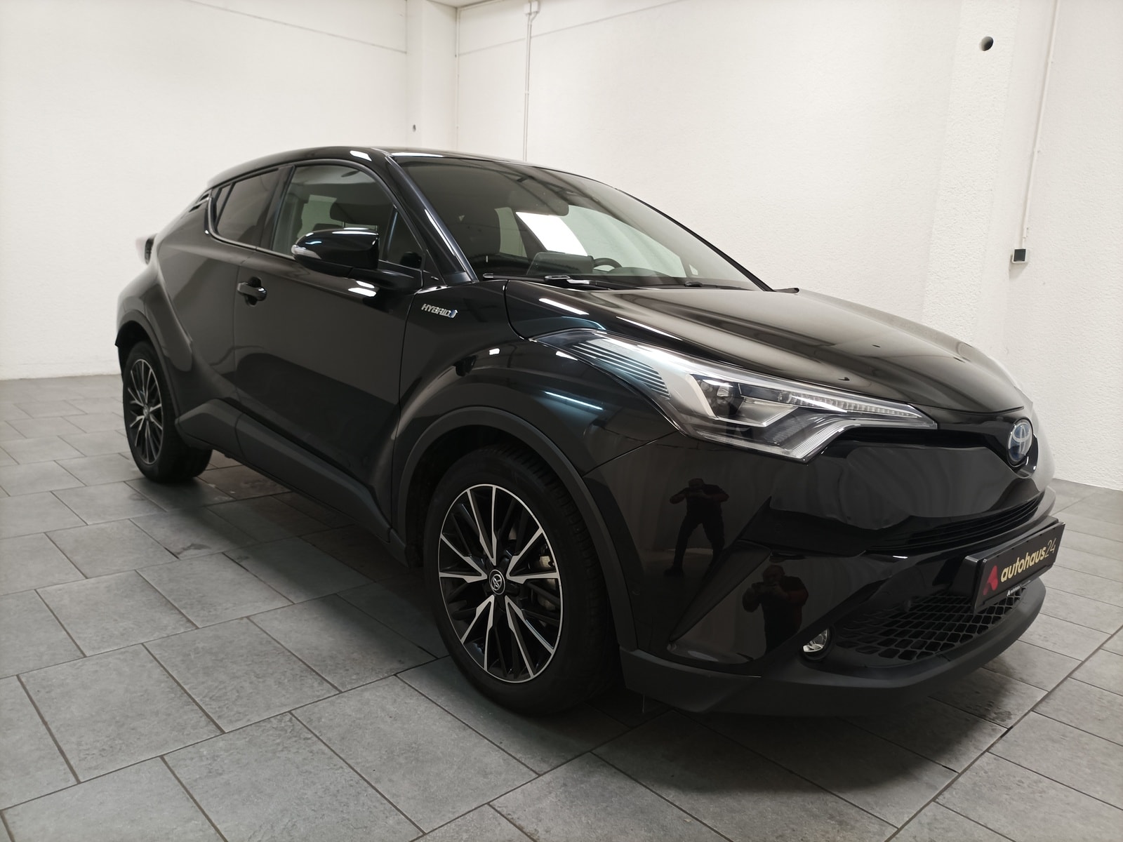 Toyota C-HR SUV / Crossover / Geländewagen TOYOTA C-HR 1.8-l-VVTi Hybrid Flow Sports Utility Vehicle #1