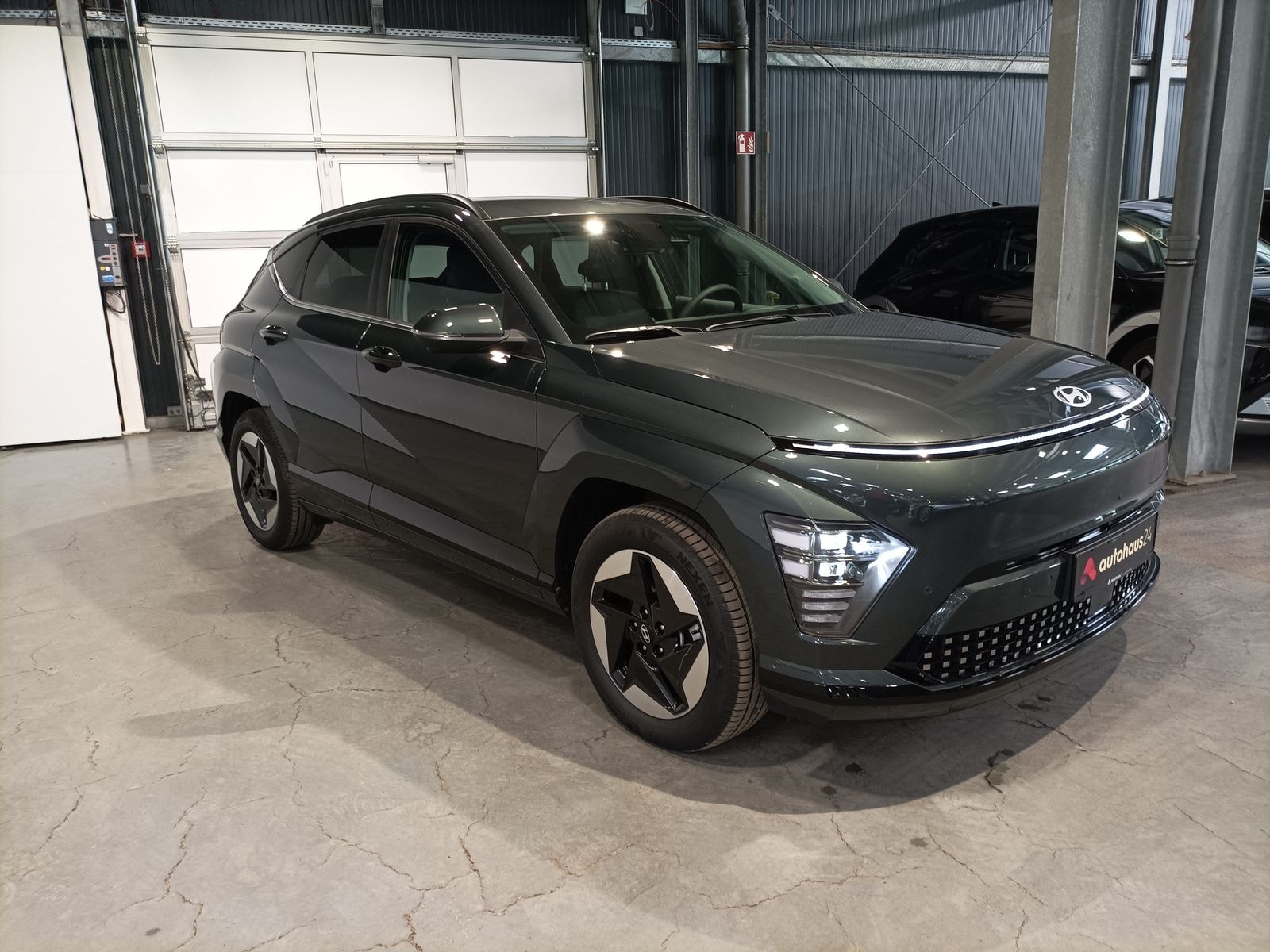 Hyundai Kona SUV / Crossover / Geländewagen HYUNDAI Kona Elektro 150 kW Prime Sports Utility Vehicle #1