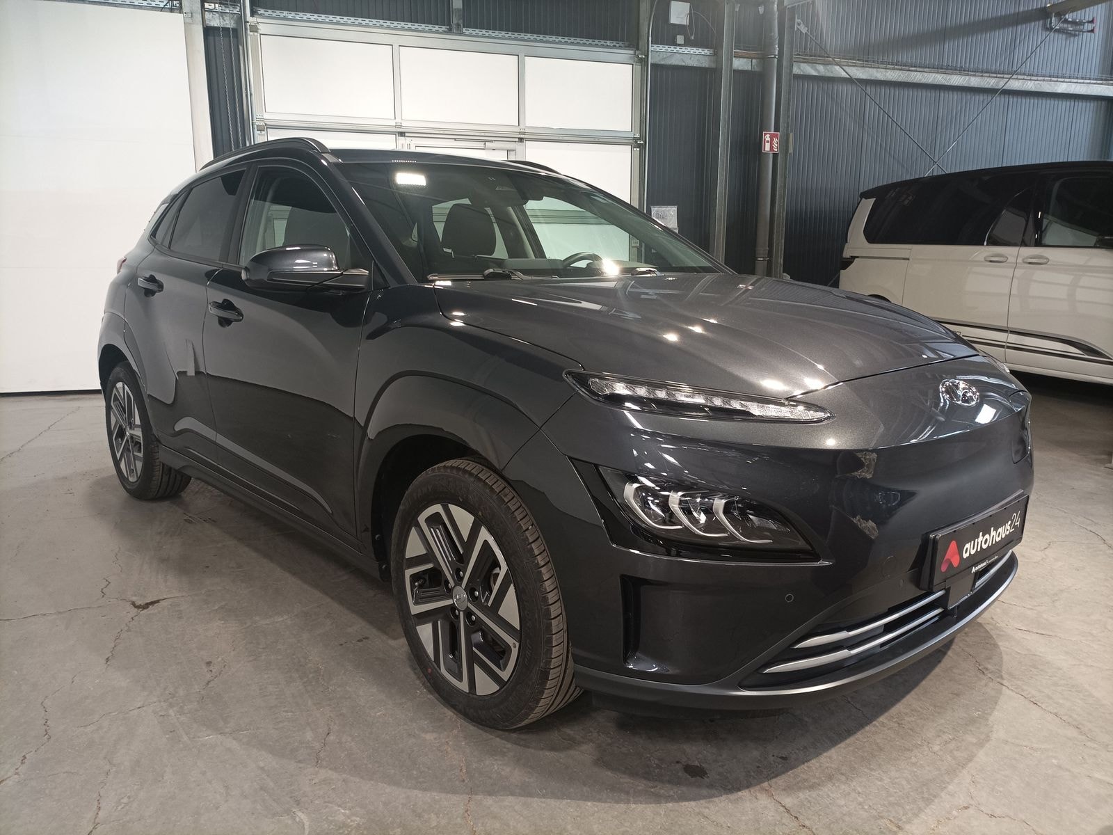Hyundai Kona SUV / Crossover / Geländewagen HYUNDAI Kona ELEKTRO 100kW Sports Utility Vehicle #1