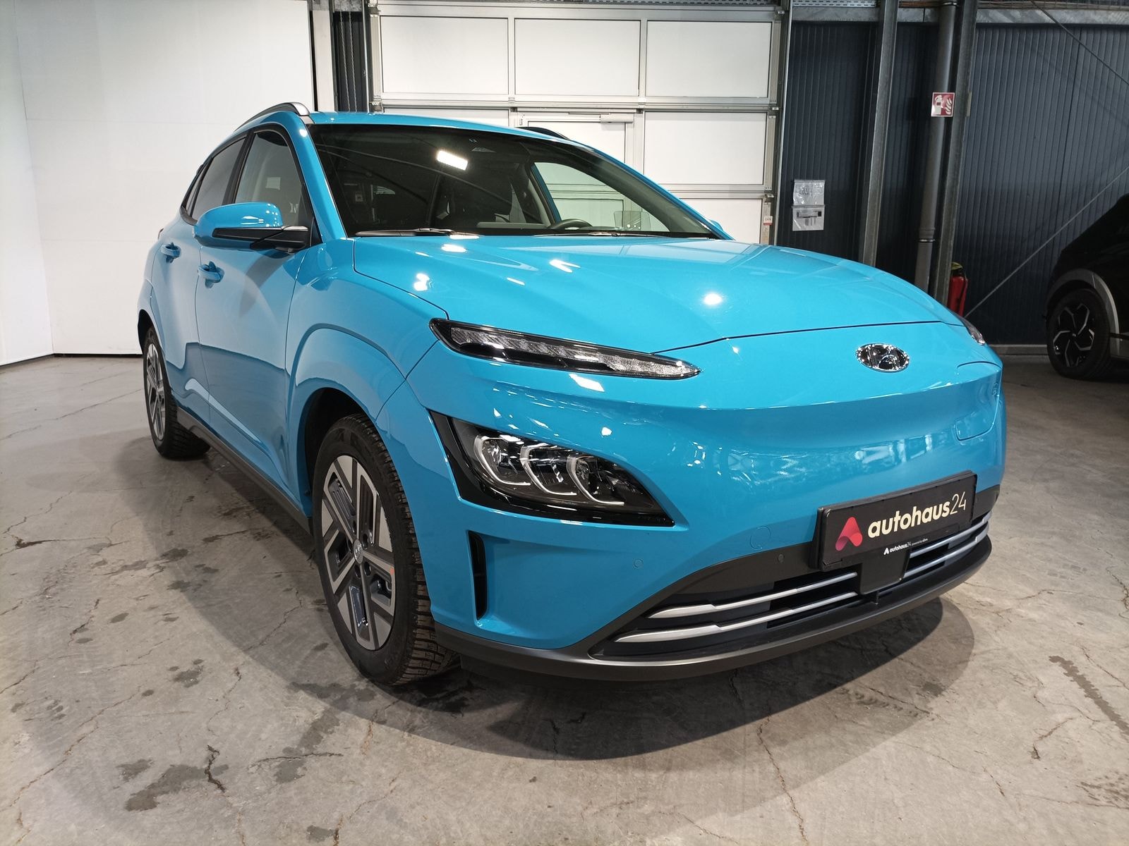 Hyundai Kona SUV / Crossover / Geländewagen HYUNDAI Kona ELEKTRO 150kW Sports Utility Vehicle #1