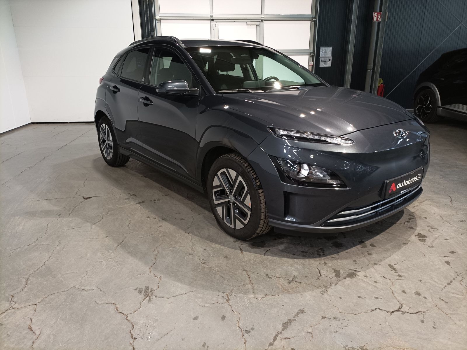 Hyundai Kona SUV / Crossover / Geländewagen HYUNDAI Kona ELEKTRO 100kW Sports Utility Vehicle #1